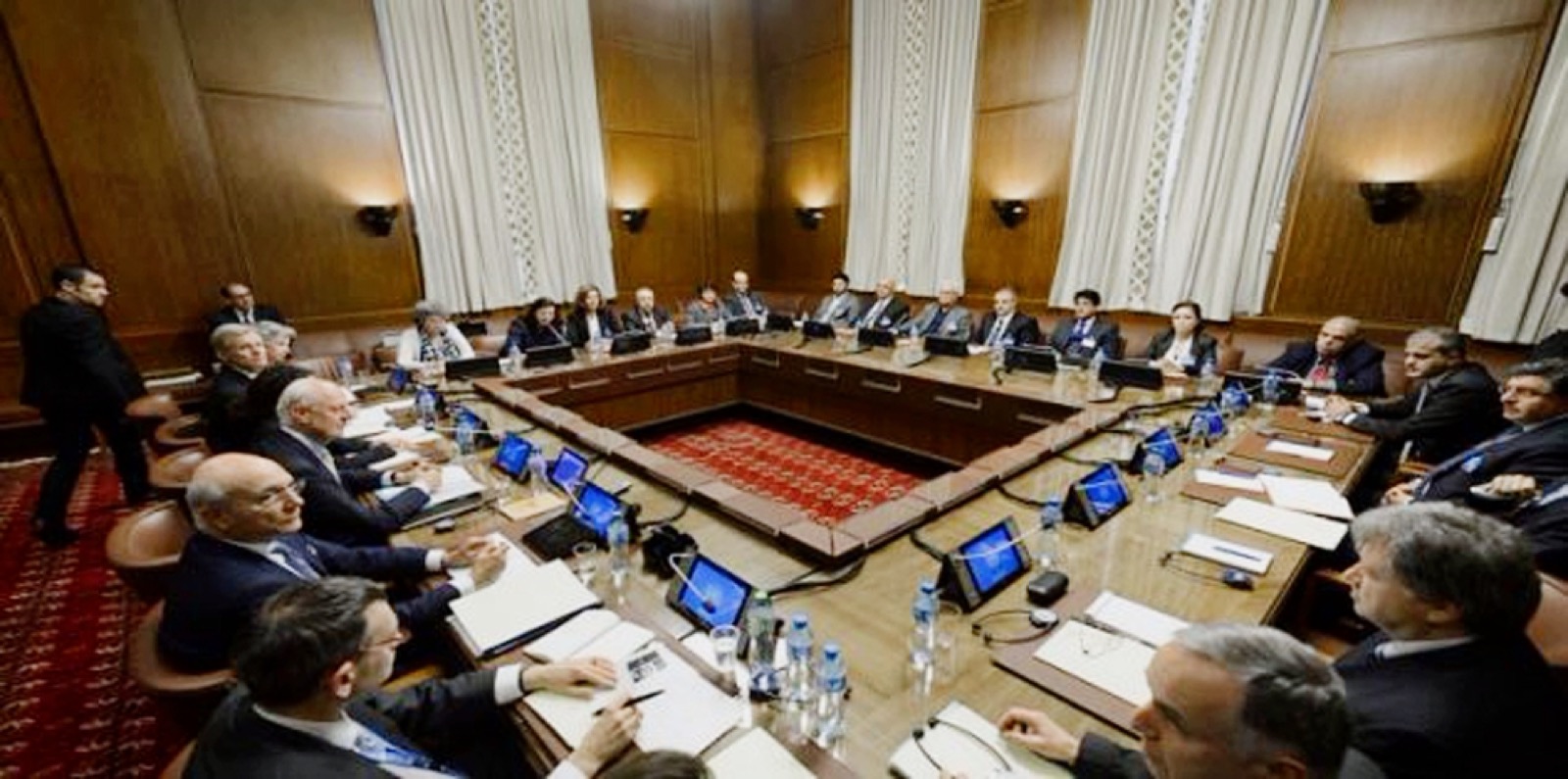 التفاوض باسم ثورة شعبية