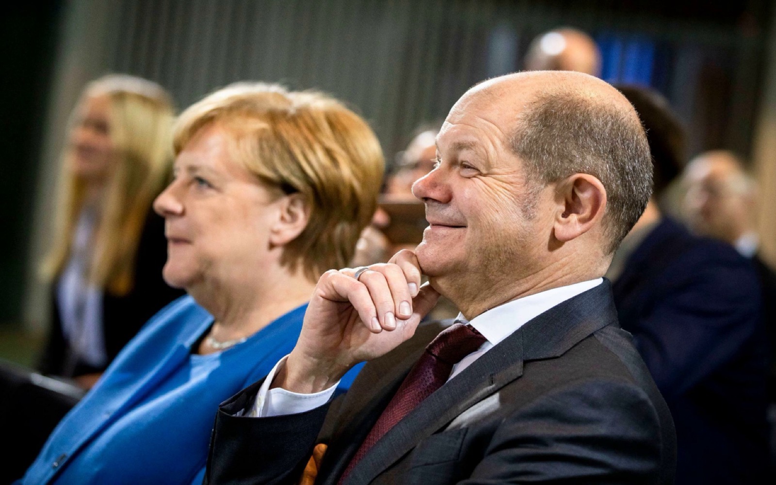 المستشار الألماني الجديد أولاف شولس والمستشارة سابقا أنجلا ميركل